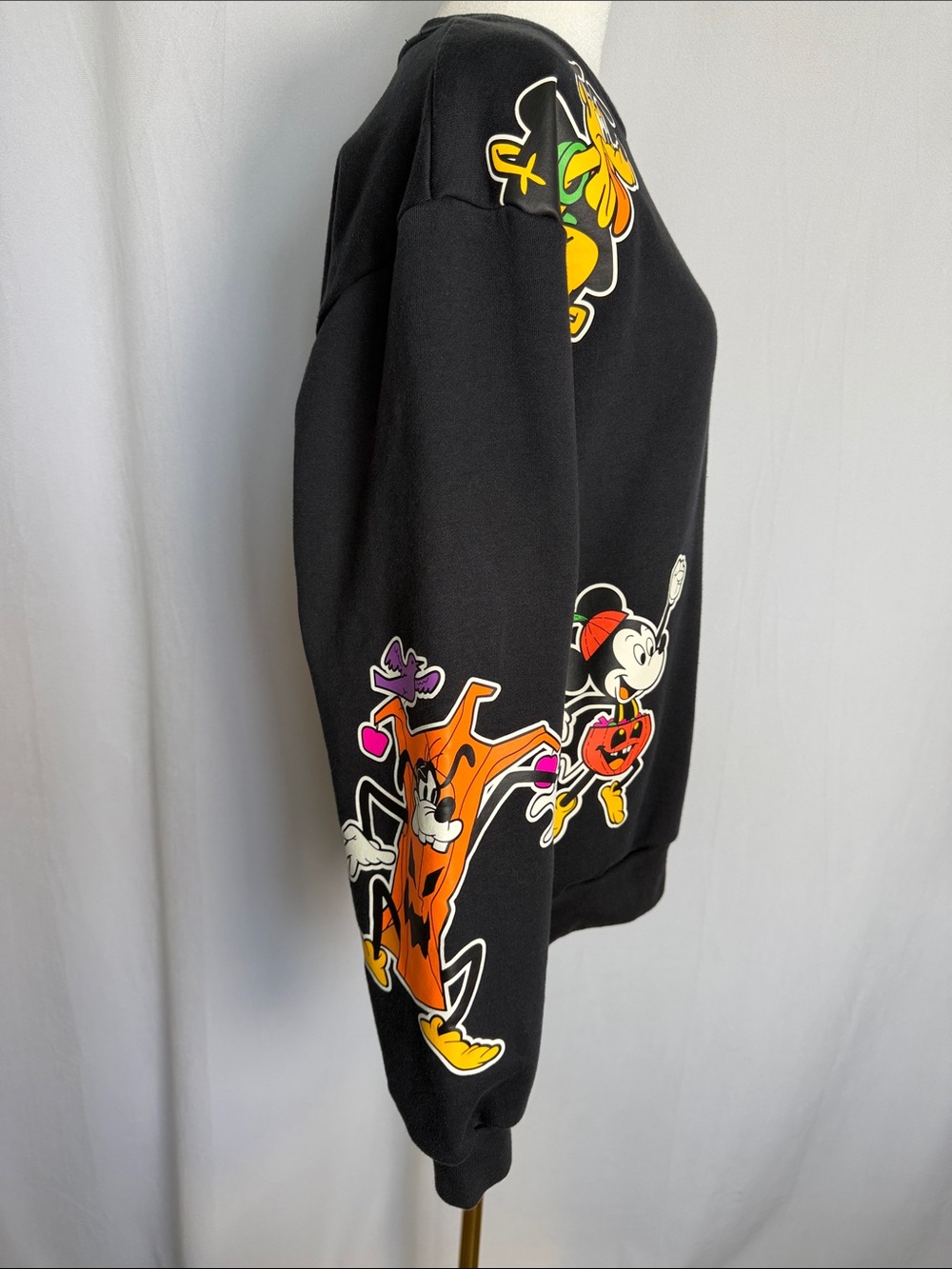 Disney Parks 2022 Halloween Trick or Treat Mickey and Friends Sweatshirt Size S - Picture 5 of 12